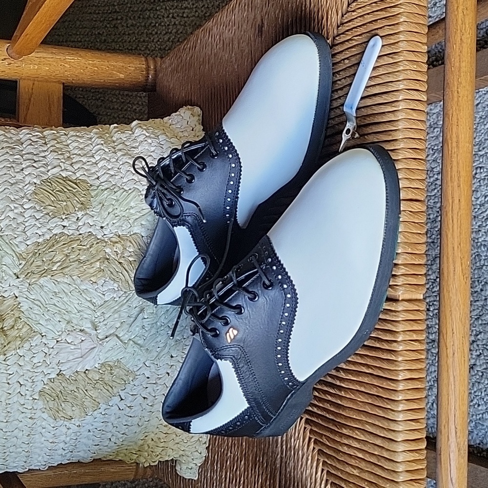 Mizuno vintage metal spike golf shoes, size 9